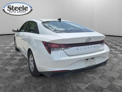 Used 2022 Hyundai Elantra SE FWD image 3