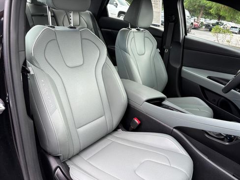 Certified 2025 Hyundai Elantra Limited FWD image 18