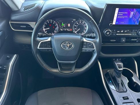 Used 2024 Toyota Highlander LE AWD/4WD image 29