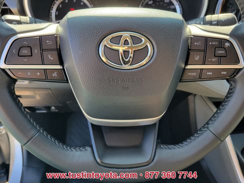 Used 2023 Toyota Highlander XLE AWD/4WD image 22