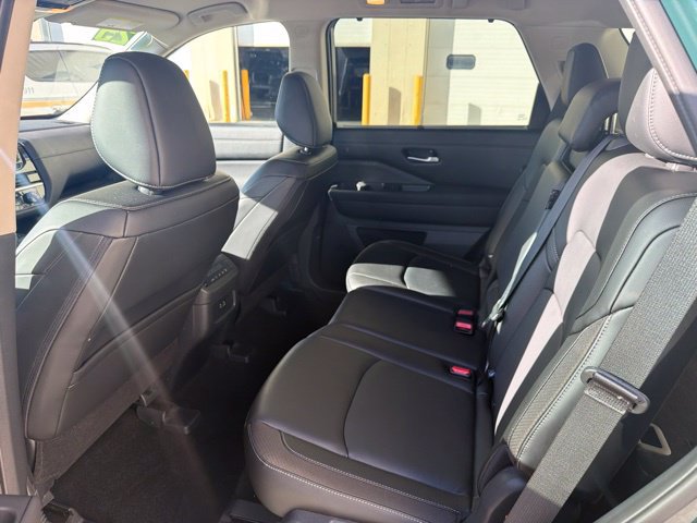 Used 2025 Nissan Pathfinder SL AWD/4WD image 15