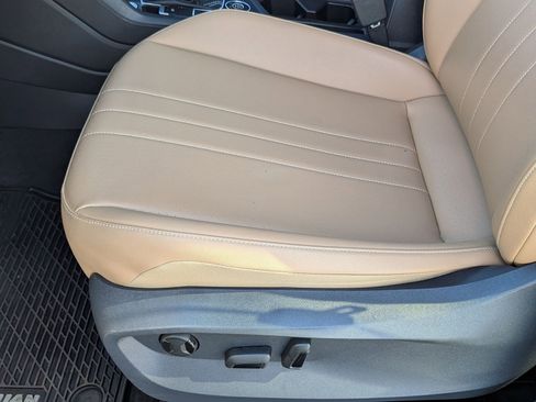 Used 2022 Volkswagen Tiguan SE image 16