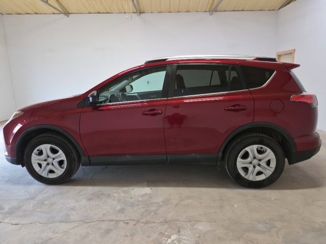 Used 2018 Toyota RAV4 LE FWD image 4