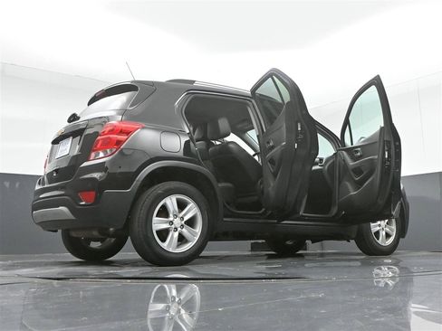 Used 2021 Chevrolet Trax LT w/ Driver Confidence Package FWD image 30