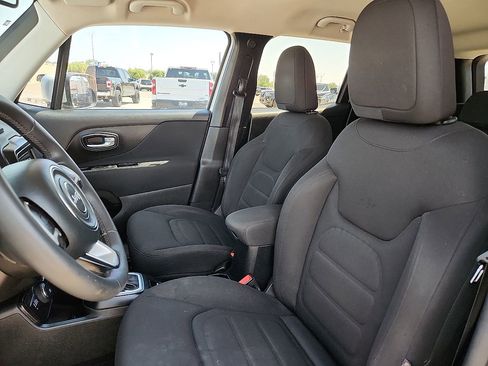 Used 2019 Jeep Renegade Latitude w/ Popular Equipment Group AWD/4WD image 7