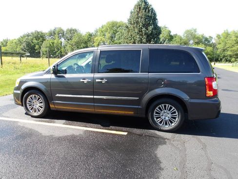 Used 2016 Chrysler Town & Country Touring-L w/ Driver Convenience Group FWD image 12