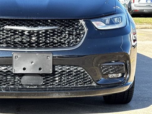 Used 2025 Chrysler Pacifica Limited image 5