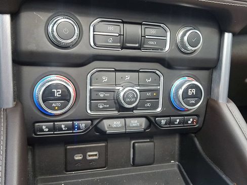 Used 2023 GMC Yukon XL SLT AWD/4WD image 19