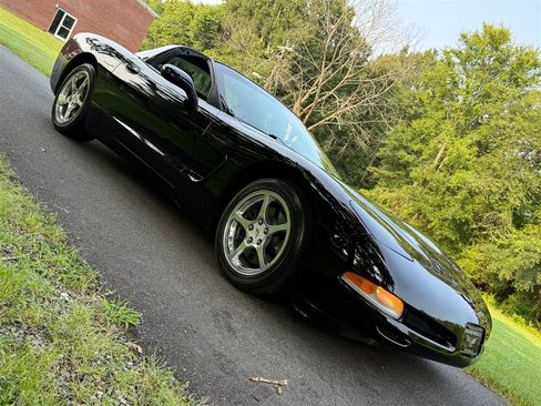 Used 2004 Chevrolet Corvette Coupe RWD image 27