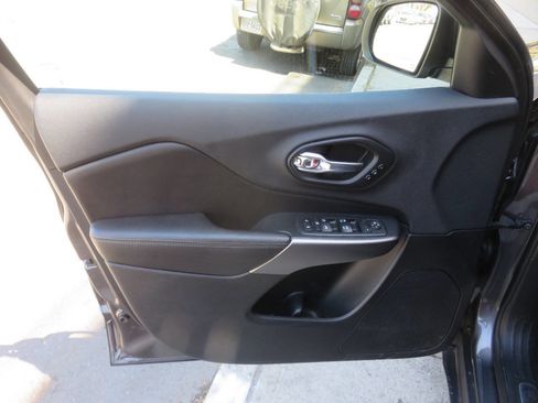 Used 2019 Jeep Cherokee Limited AWD/4WD image 29