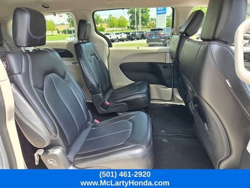 Used 2023 Chrysler Pacifica Touring-L FWD image 16