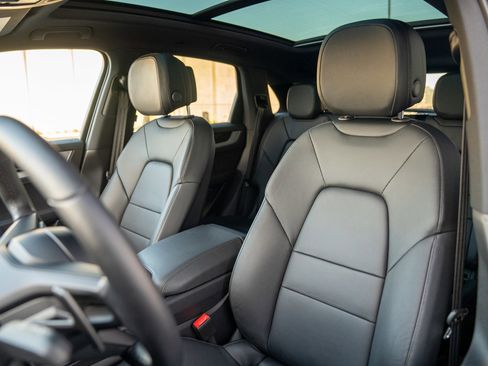 Used 2025 Porsche Cayenne image 5