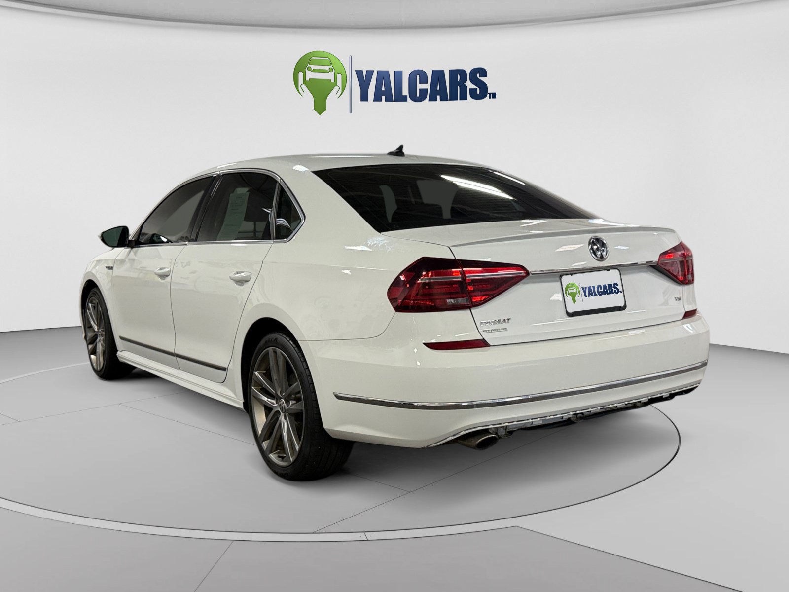 Used 2017 Volkswagen Passat 1.8T R-Line w/ R-Line Lighting Package FWD image 3