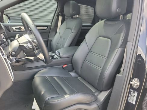 Certified 2023 Porsche Cayenne Platinum Edition image 5