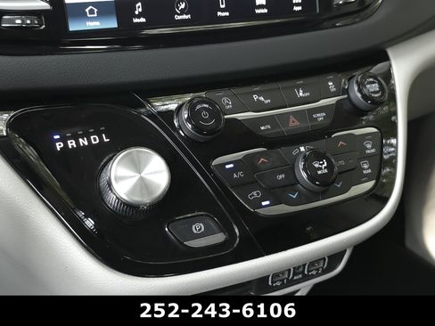 Used 2024 Chrysler Pacifica Touring-L FWD image 17