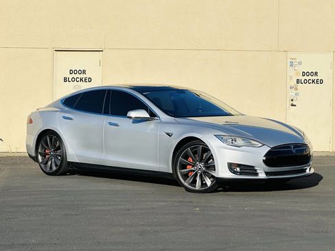Used 2013 Tesla Model S RWD image 2
