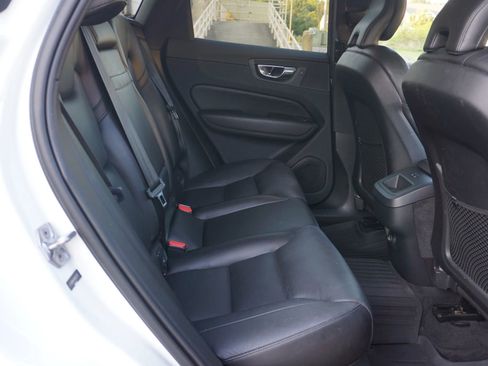 Used 2019 Volvo XC60 T5 Momentum w/ Multimedia Package image 16