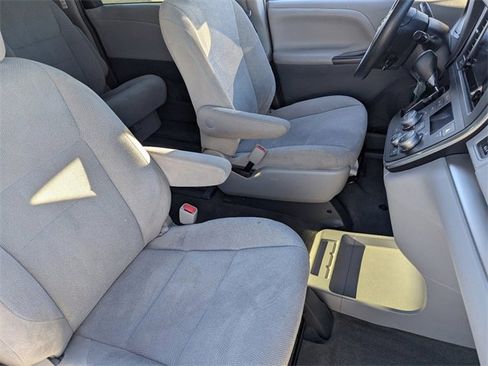 Used 2016 Toyota Sienna L image 10