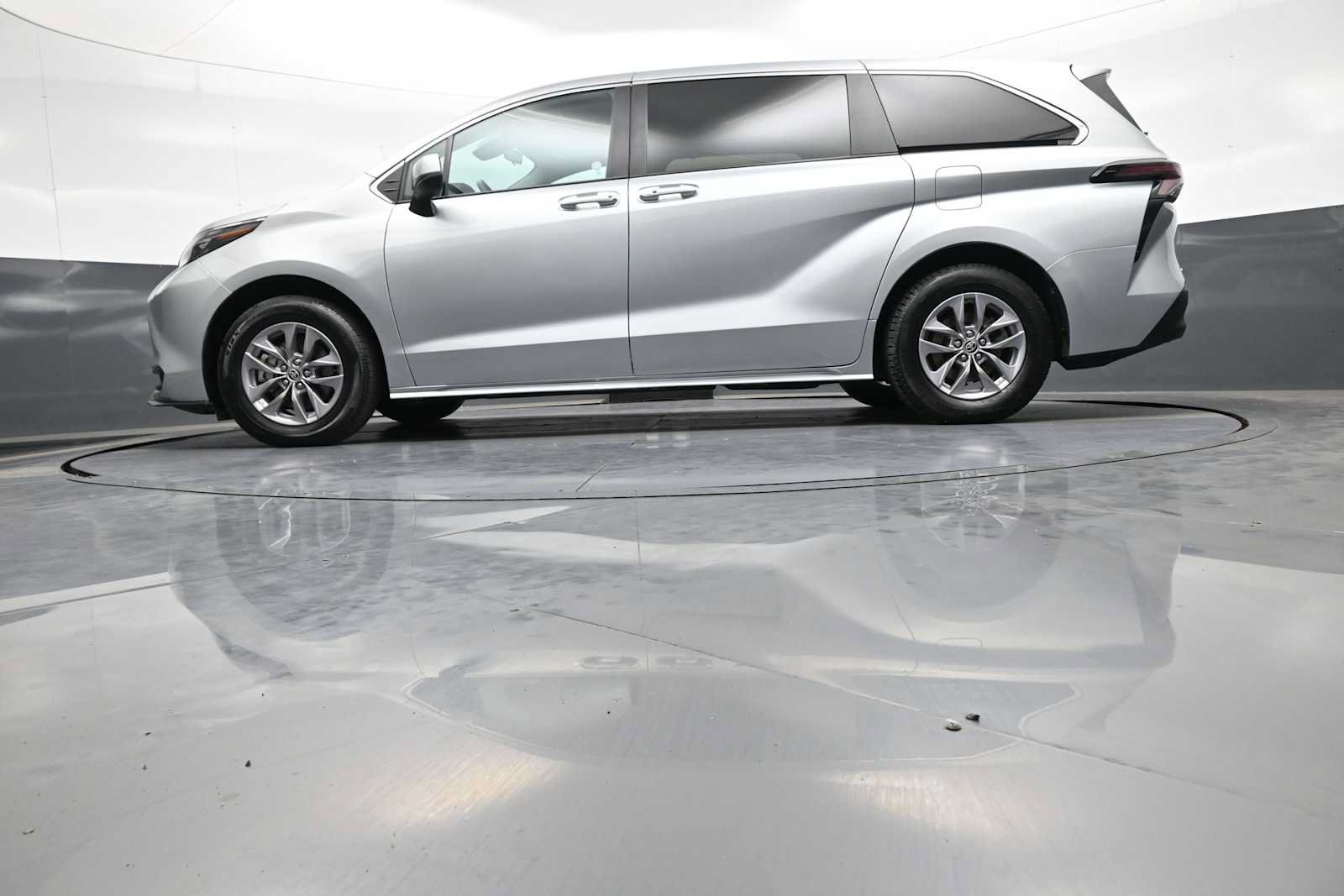 Used 2025 Toyota Sienna LE FWD image 33