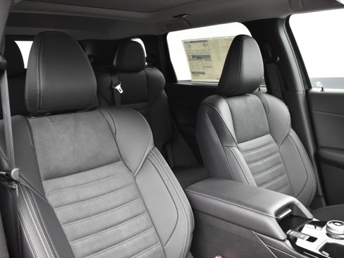 New 2025 Mitsubishi Outlander SE image 18