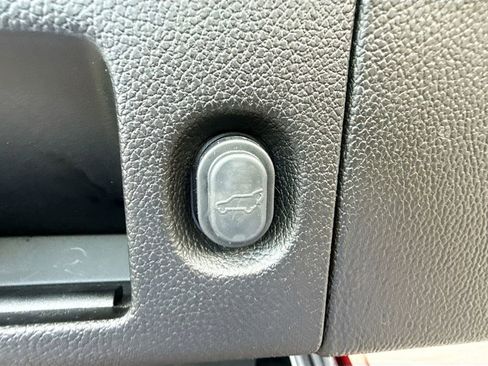 Used 2020 Chevrolet Suburban LT image 30