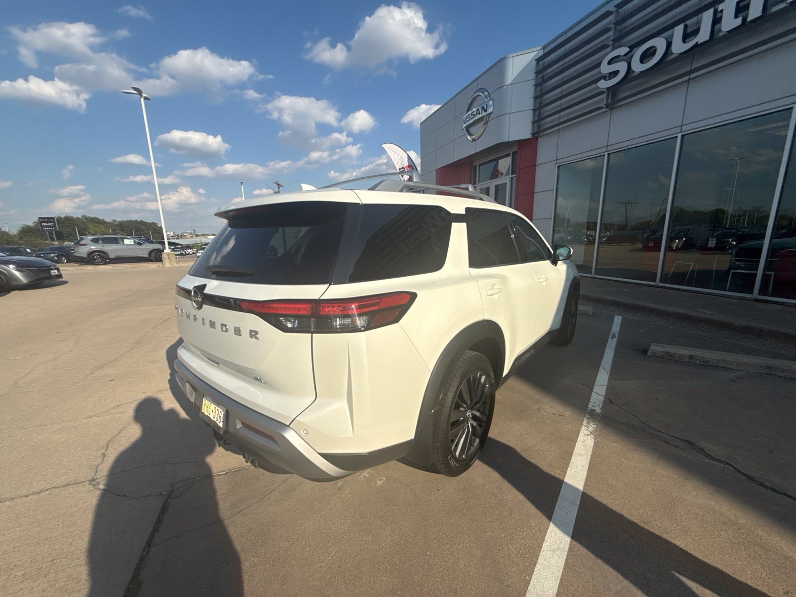 Used 2022 Nissan Pathfinder SL w/ SL Premium Package FWD image 3