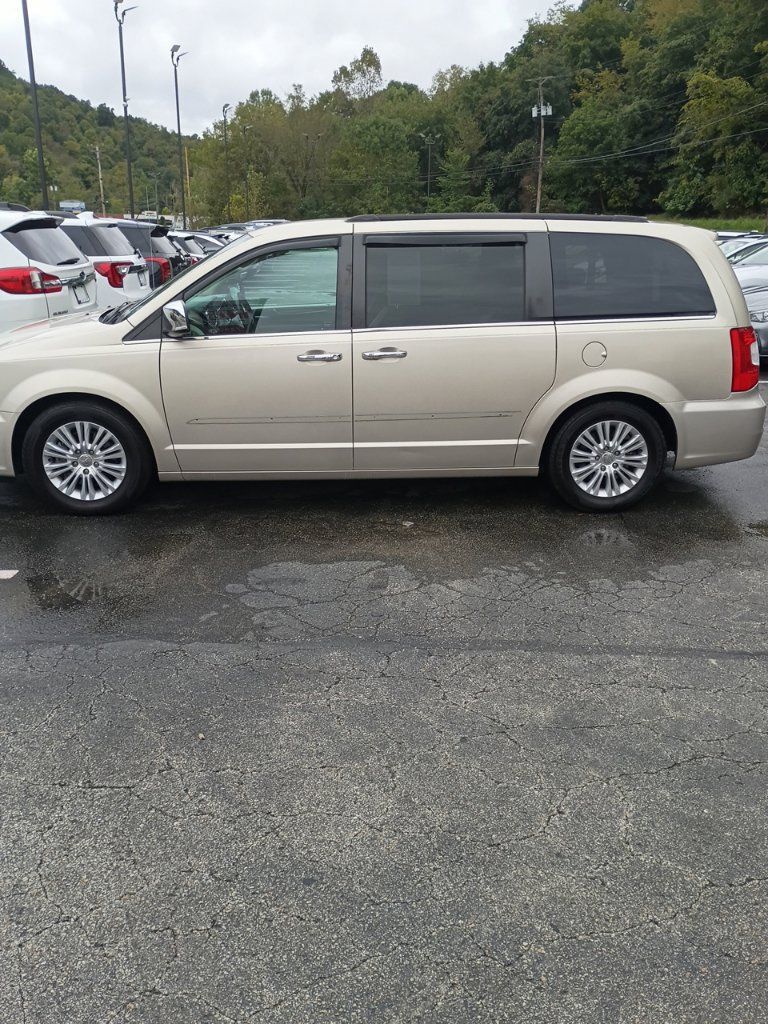 Used 2013 Chrysler Town & Country Touring-L w/ Premium Group FWD image 8