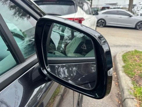 Used 2025 Kia Carnival EX FWD image 5