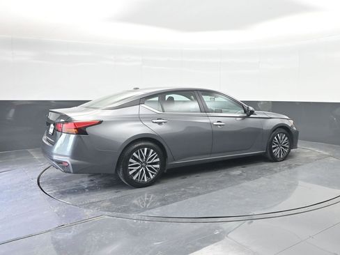 Used 2025 Nissan Altima 2.5 SV FWD image 15