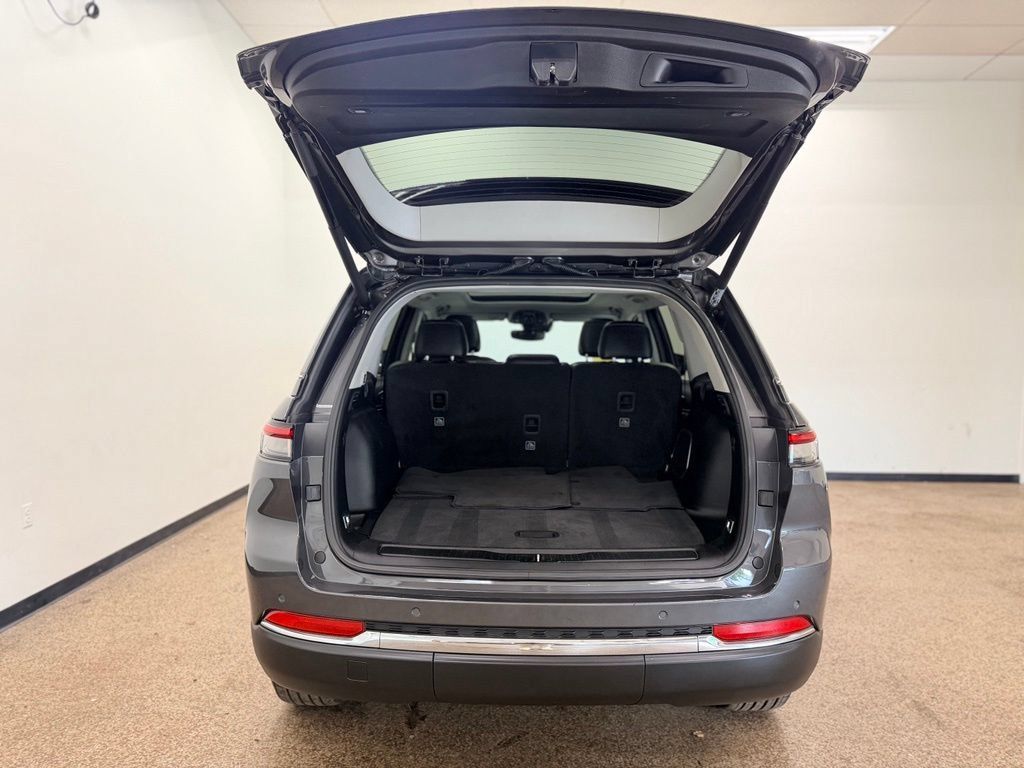 Used 2022 Jeep Grand Cherokee Limited AWD/4WD image 5