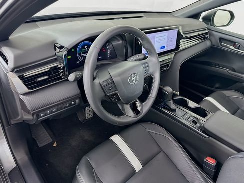 Used 2025 Toyota Camry SE image 9