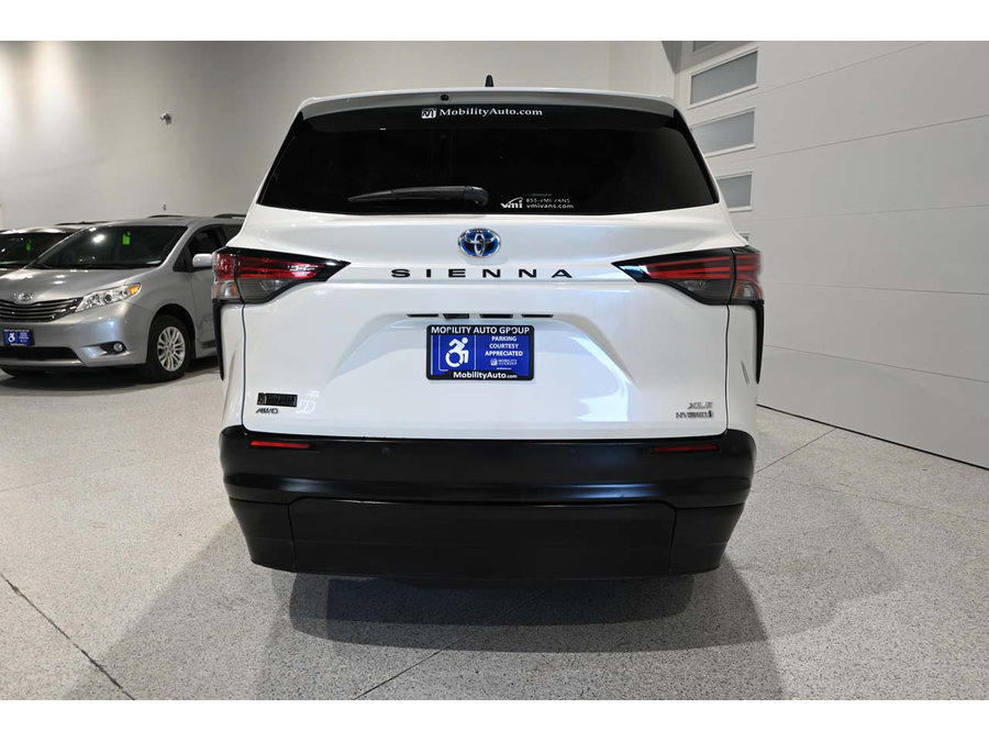 Used 2021 Toyota Sienna XLE AWD/4WD image 7