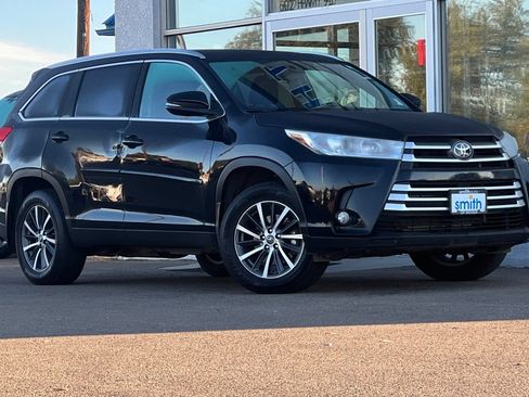 Used 2019 Toyota Highlander XLE AWD/4WD image 2