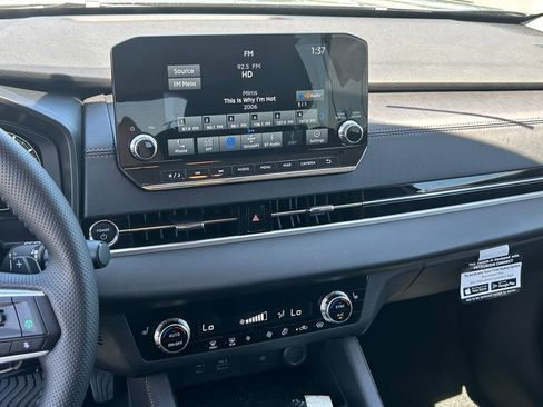 Used 2025 Mitsubishi Outlander 4WD Plug-In Hybrid image 15
