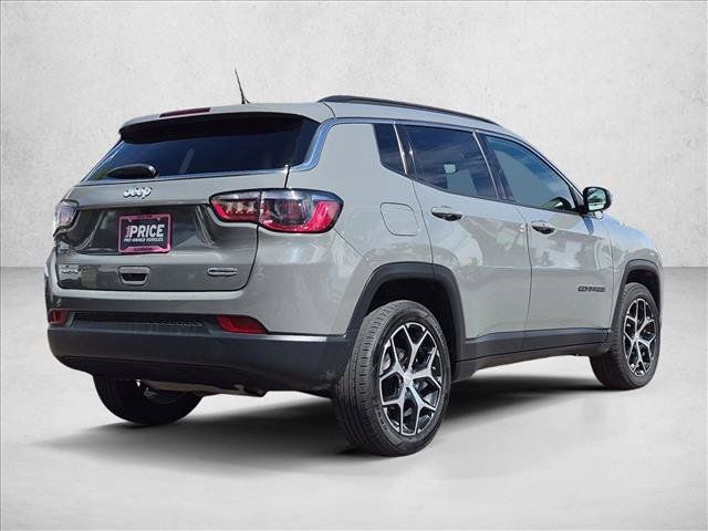 Used 2024 Jeep Compass Latitude AWD/4WD image 5