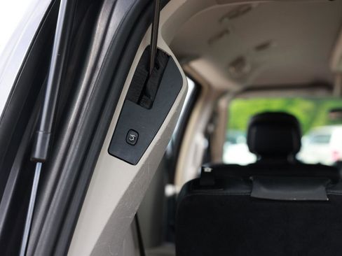 Used 2016 Chrysler Town & Country Touring FWD image 27