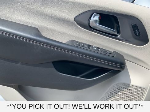 Used 2022 Chrysler Pacifica Touring-L FWD image 11