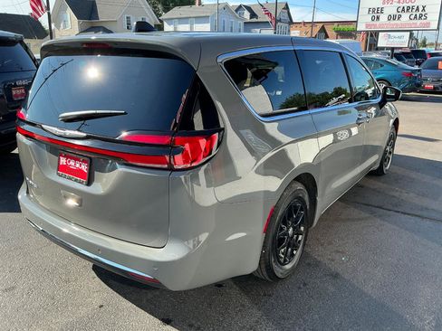 Used 2025 Chrysler Pacifica Select FWD image 4