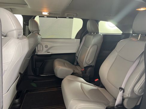 Used 2025 Toyota Sienna XLE image 5