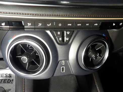 Used 2022 Chevrolet Blazer Premier w/ Enhanced Convenience Package AWD/4WD image 14