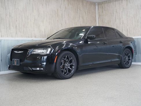 Used 2019 Chrysler 300 S AWD/4WD image 4