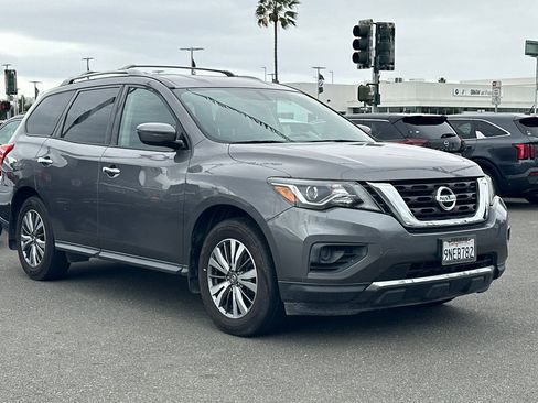 Used 2019 Nissan Pathfinder S FWD image 2