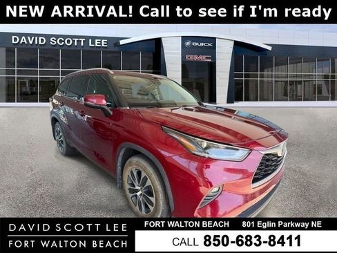 Used 2021 Toyota Highlander XLE FWD image 1