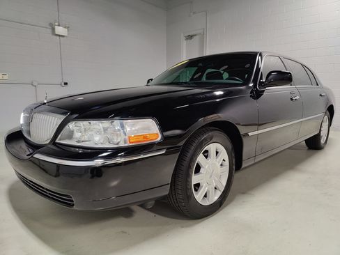 Used 2011 Lincoln Town Car Executive L RWD image 23
