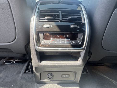Used 2026 BMW X7 M60i w/ Climate Comfort Package image 24