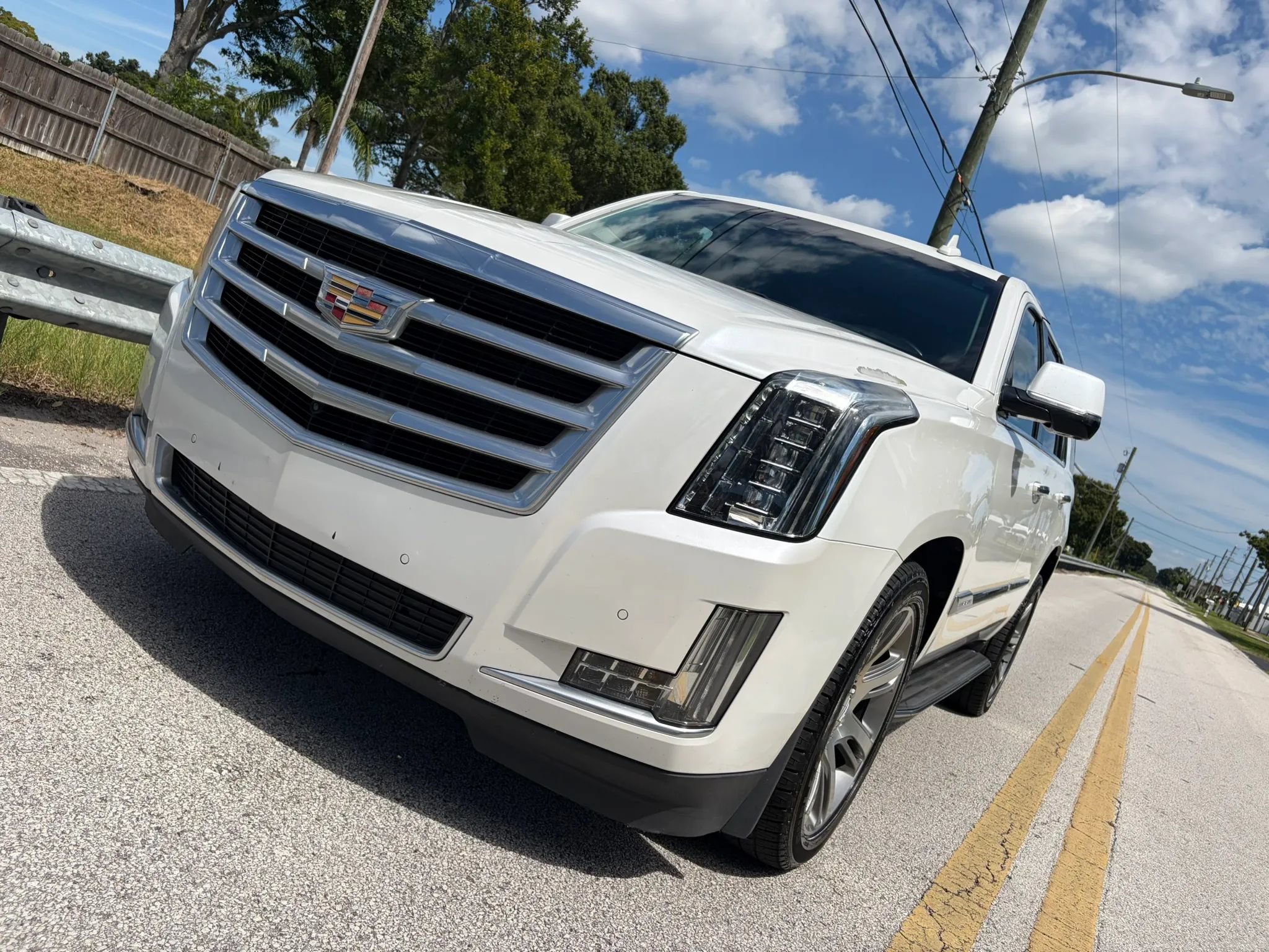 Used 2016 Cadillac Escalade Luxury RWD image 2