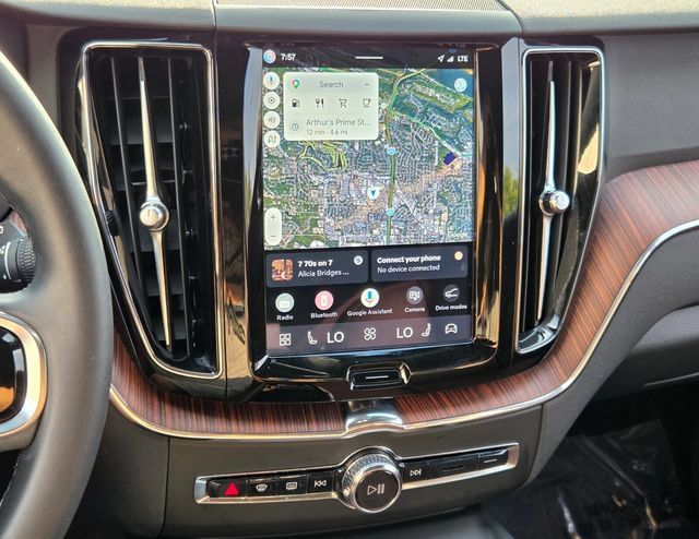 Certified 2024 Volvo XC60 B5 Plus AWD/4WD image 29