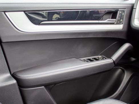 Used 2024 Porsche Cayenne S w/ Premium Package image 19