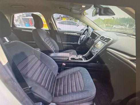 Used 2019 Ford Fusion SE FWD image 12