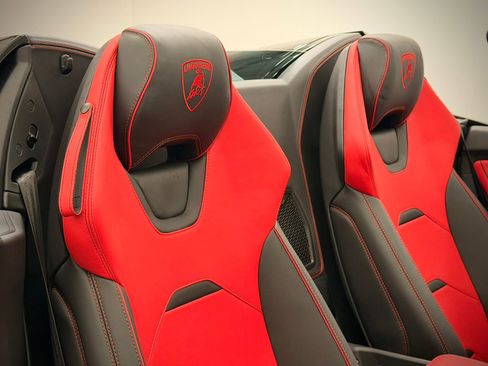 Used 2024 Lamborghini Huracan EVO image 17